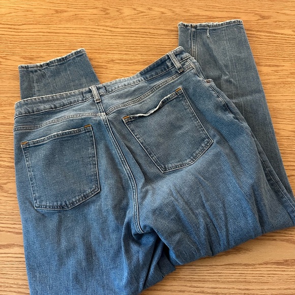 Abercrombie Curve Love High Rise Mom Jeans - Picture 6 of 6